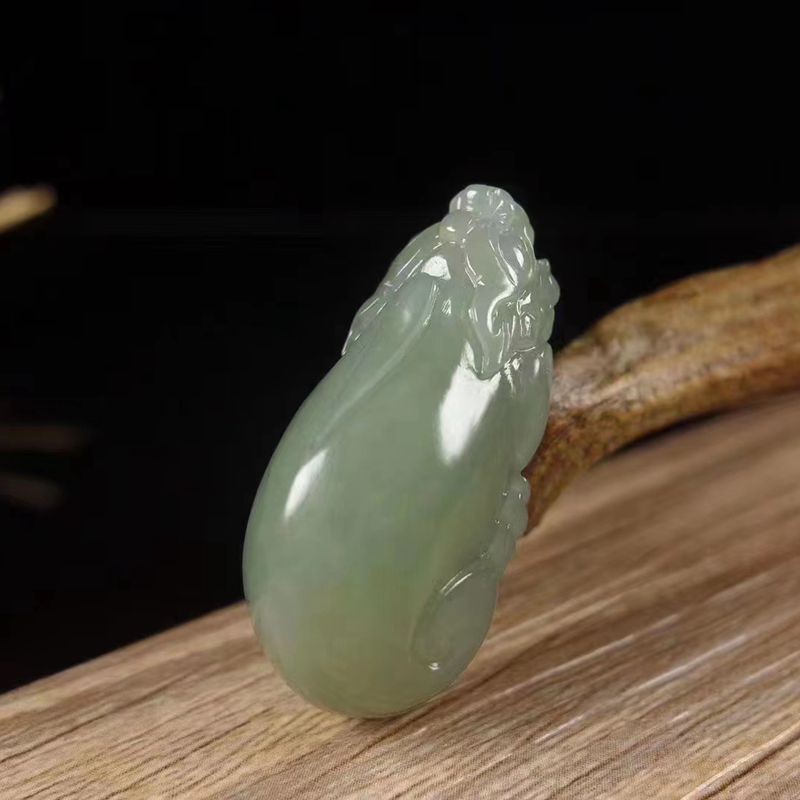 新疆和田玉與青海料的交融 天然青白玉貔貅掛件探析