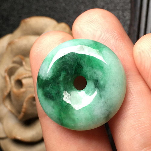 天然翡翠A貨平安扣 工廠直供的護身美飾，隨機發貨中的青海玉石之選